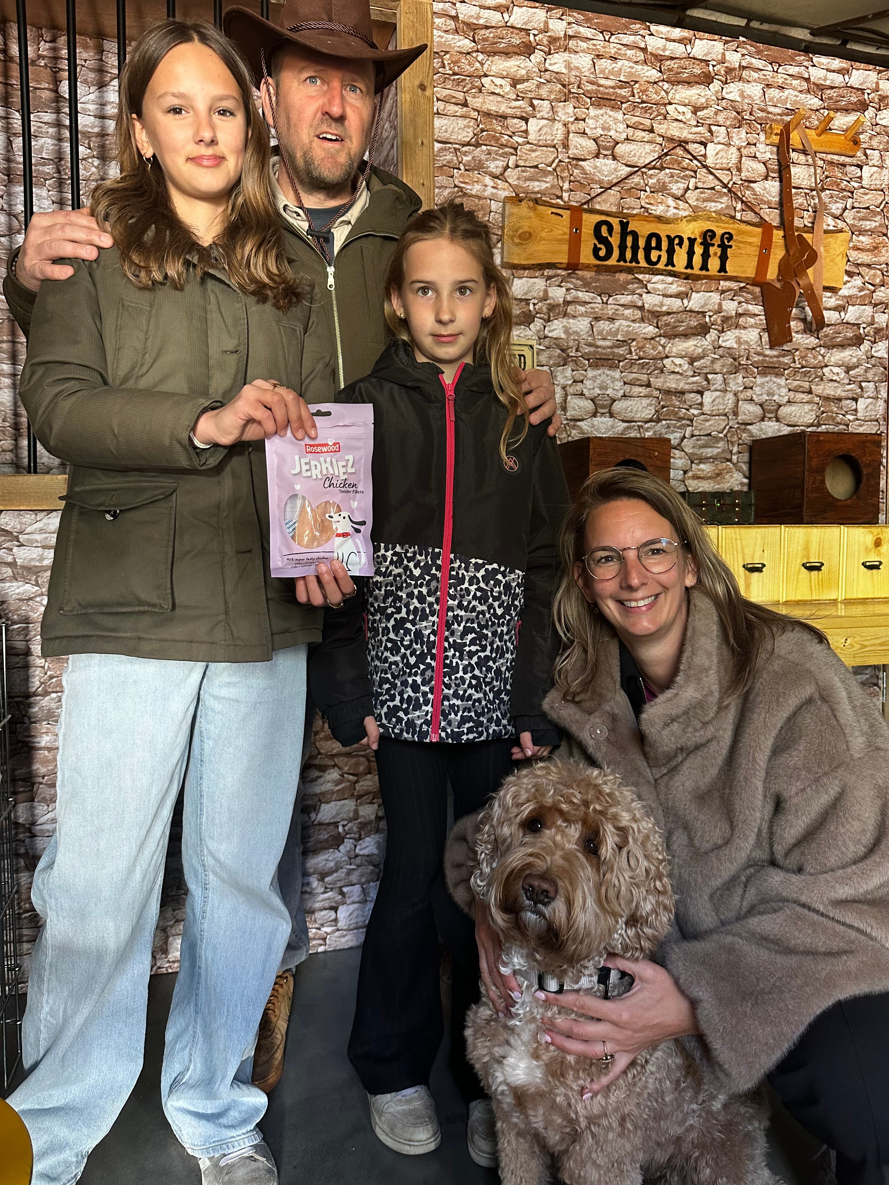 Familie met hond tijdens de testdag van The Missing Snack